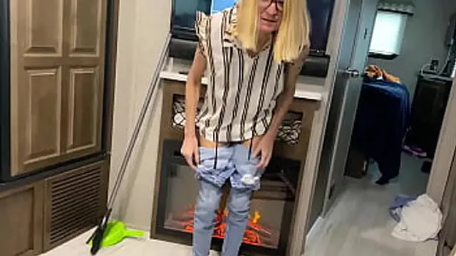 Becky′s bald beaver slaps hard in this hairy hooker′s intense hardcore ride