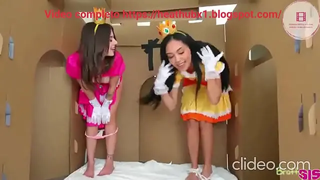 Follando a las hermanastras en la caja con agujero sorpresa (Sub espa�ol) video completo enlace parte superior