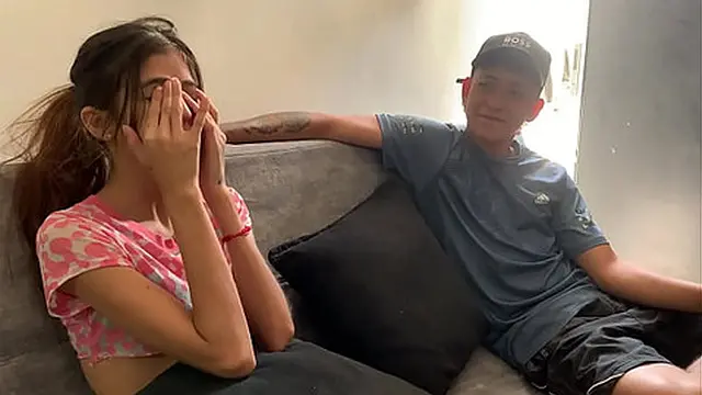 estoy sola en mi apto cogemos toda la tarde cuando se van nuestros padres que rico esta el coño de mi hermanastra